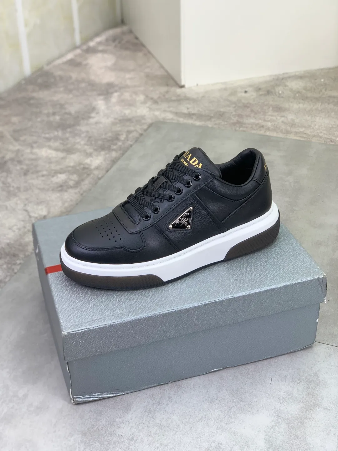 Men's shoes P560 💰 [New style] popular models are on the official website, 🆘 The trendy brand (Prada) mainly promotes popular models, avant-garde and versatile fashionable men's shoes private version mold opening, cowhide surface splicing 1:1.. Fashionable and simple, original imported cowhide lining cowhide feet; the atmosphere and personality are more fashionable, eye-catching and pursuing class. It will subvert the old ideas and be a must-have for fashionistas who want to spend time with you! Must keep it! Tall and comfortable, large and low, high-end quality workmanship. Code number: 38-44 (45 customized) black and white optional.